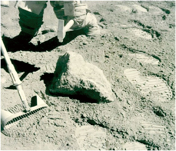 宇航员在月球上踩出的脚印.jpg
