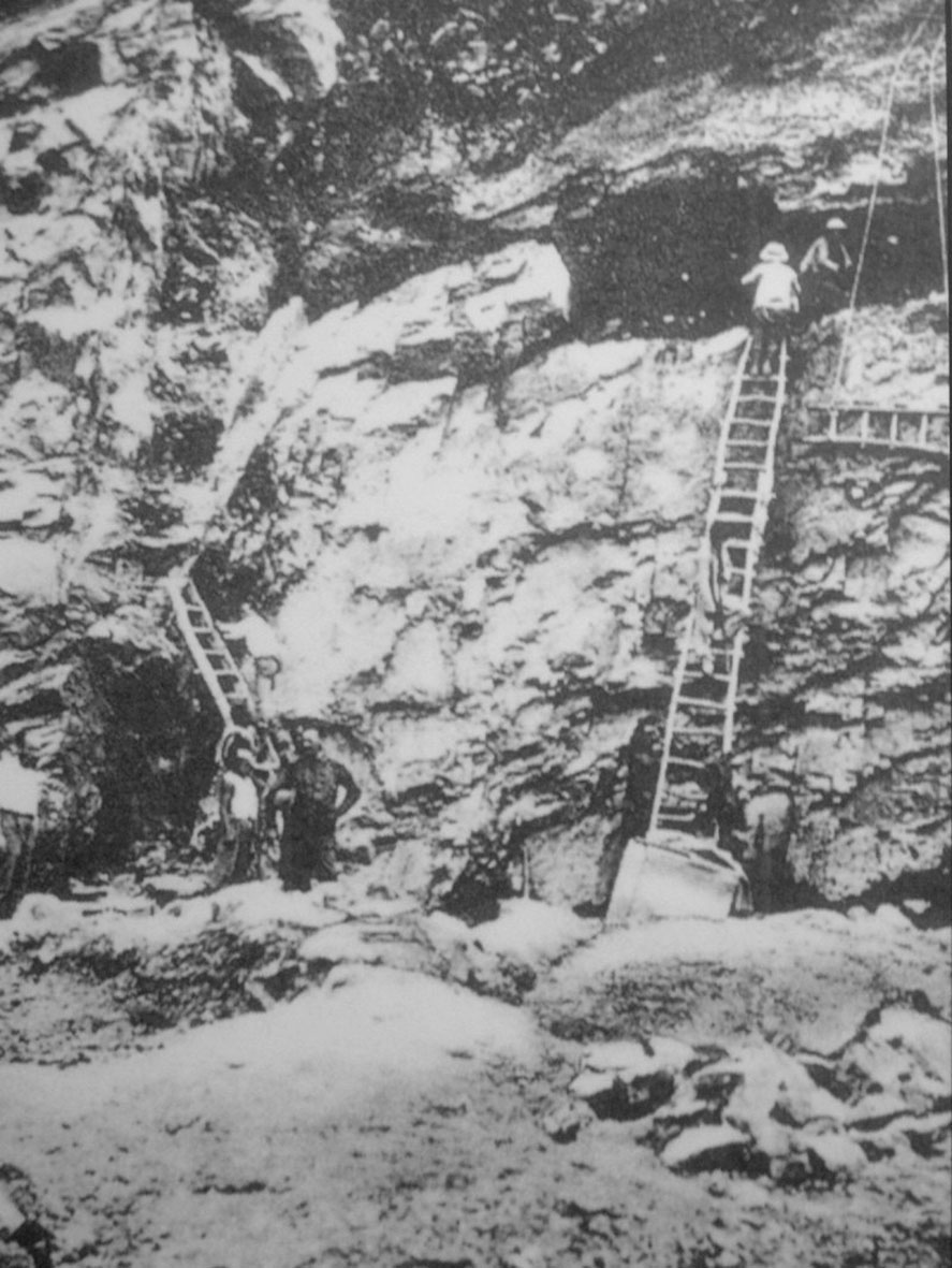 1921年，安特生等人在周口店龙骨山试掘.jpg