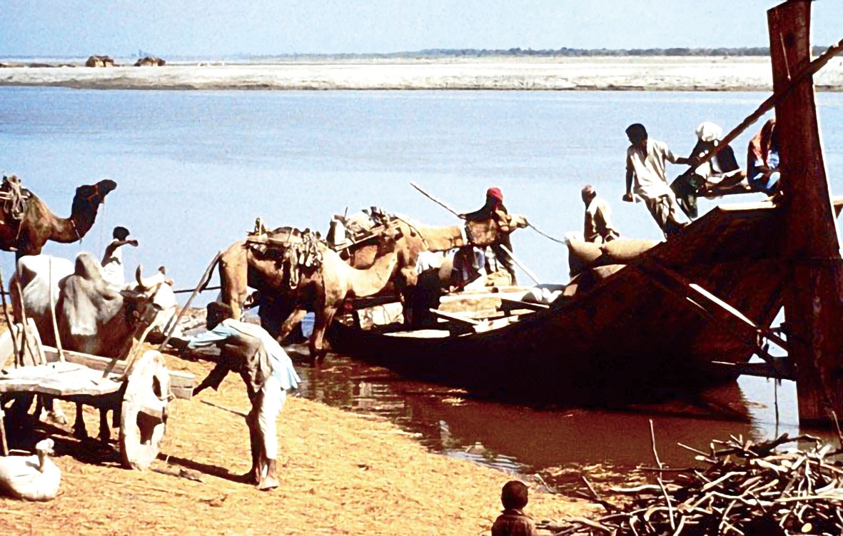 印度河流域仍在使用的平底船.jpg