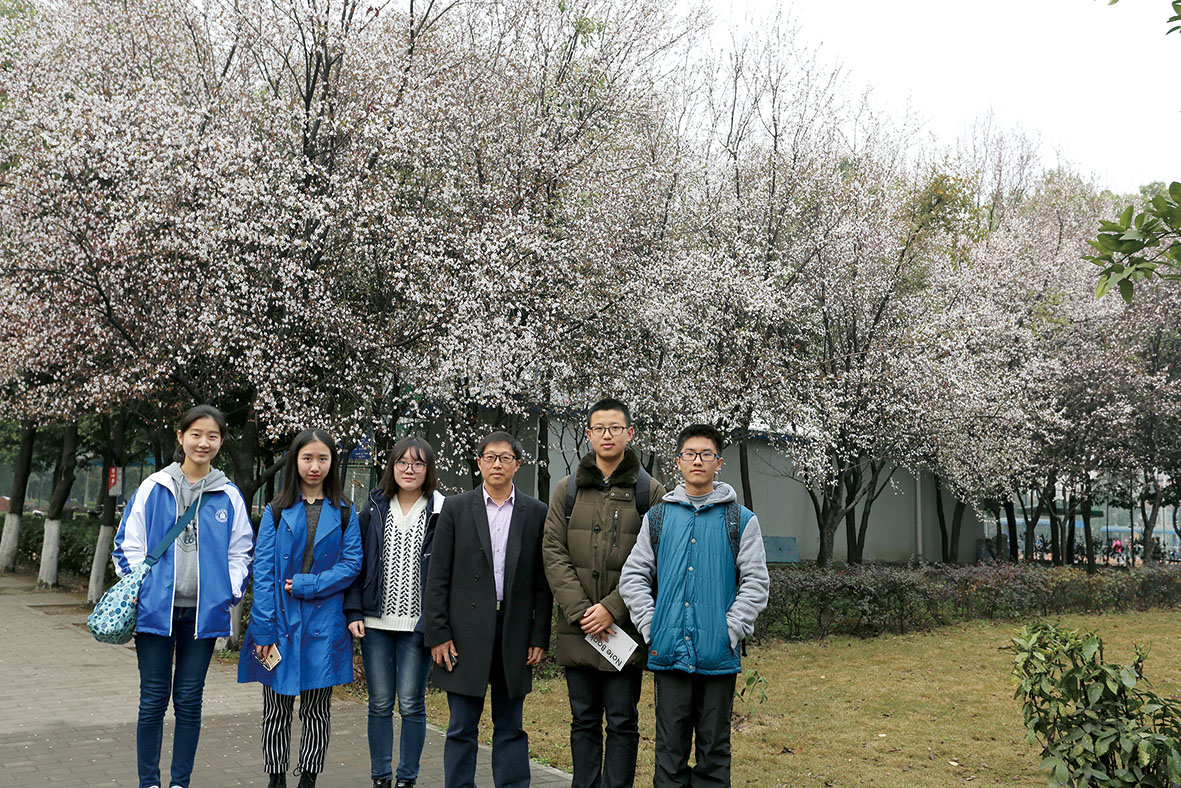 图4：林宏辉教授带同学们鉴别川大校园植物.jpg