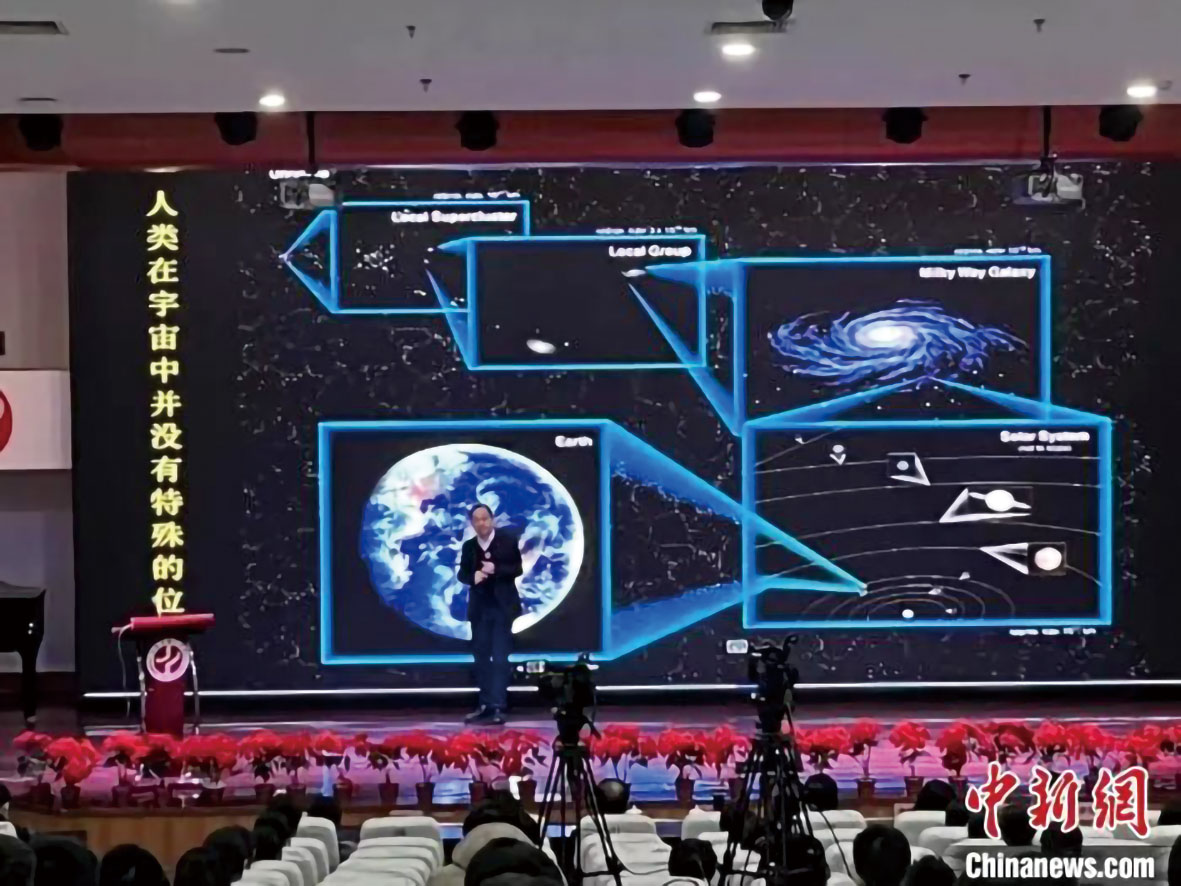 中国科学院国家天文台研究员、中国科学院院士武向平在天津市一中为学生们现场授课。庞喻文摄.jpg